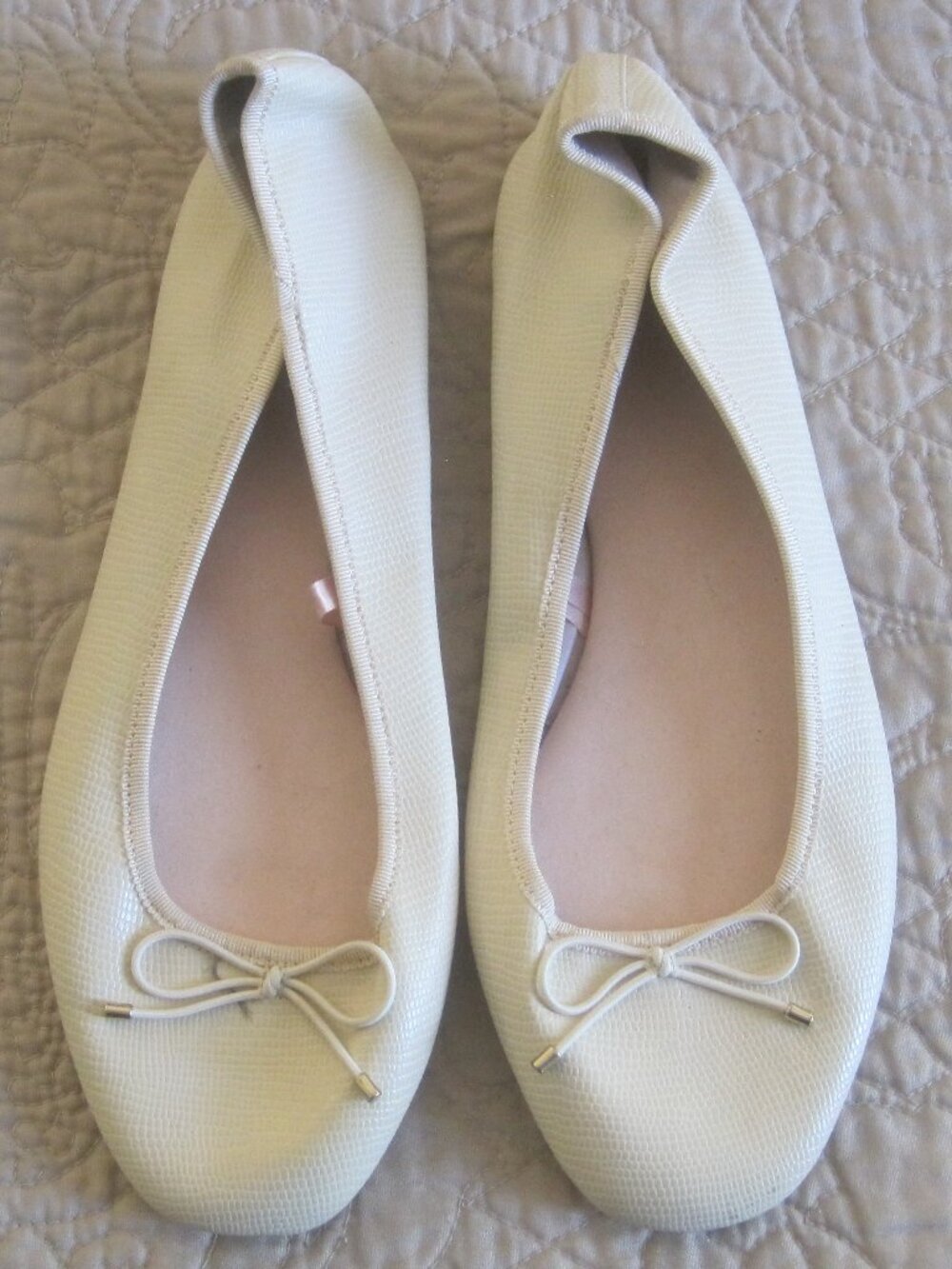 H&M CREAM FAUX LEATHER REPTILE EMBOSSED BALLET FLATS WITH BOW 8.5 NEW